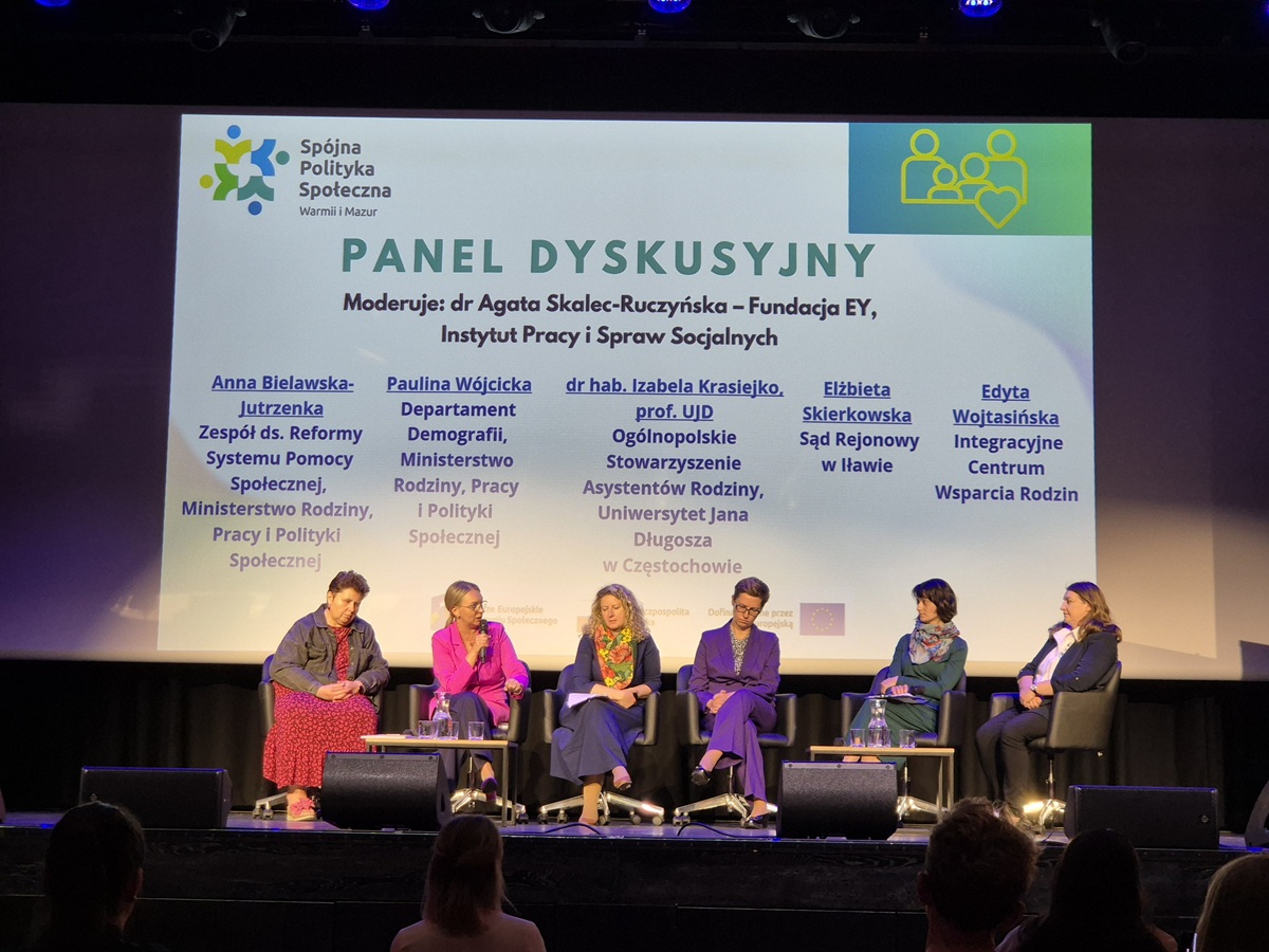 Zdjęcie przedstawia osoby siedzące w sali konferencyjnej - sześć kobiet