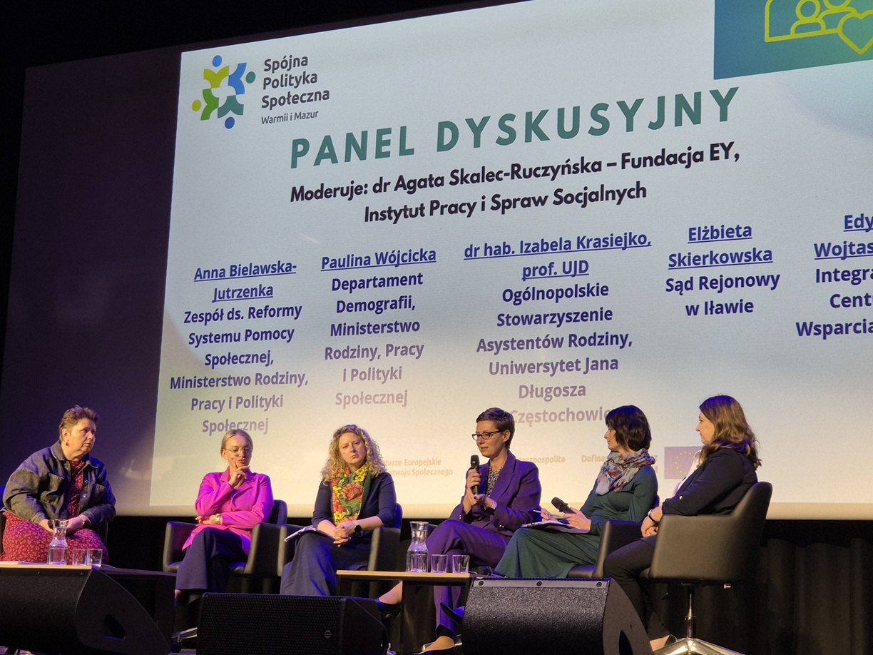 Zdjęcie przedstawia osoby siedzące w sali konferencyjnej - sześć kobiet