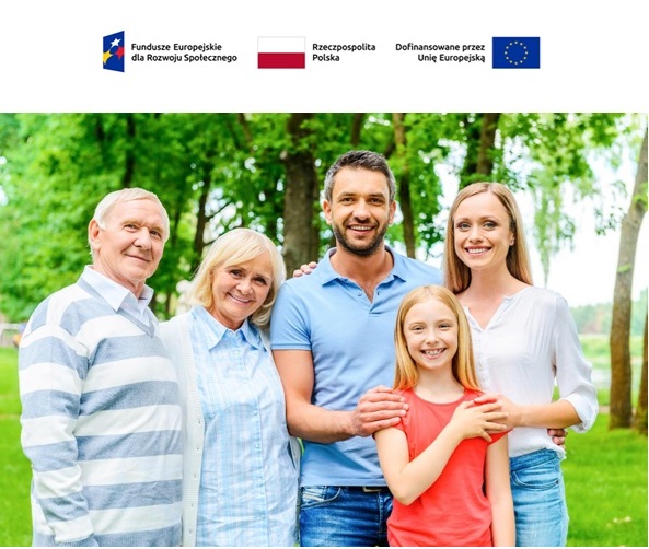 zdjęcie przedstawia uśmiechnięte osoby, w tym dwóch mężczyzn oraz trzy kobiety na tle zielonego drzewa